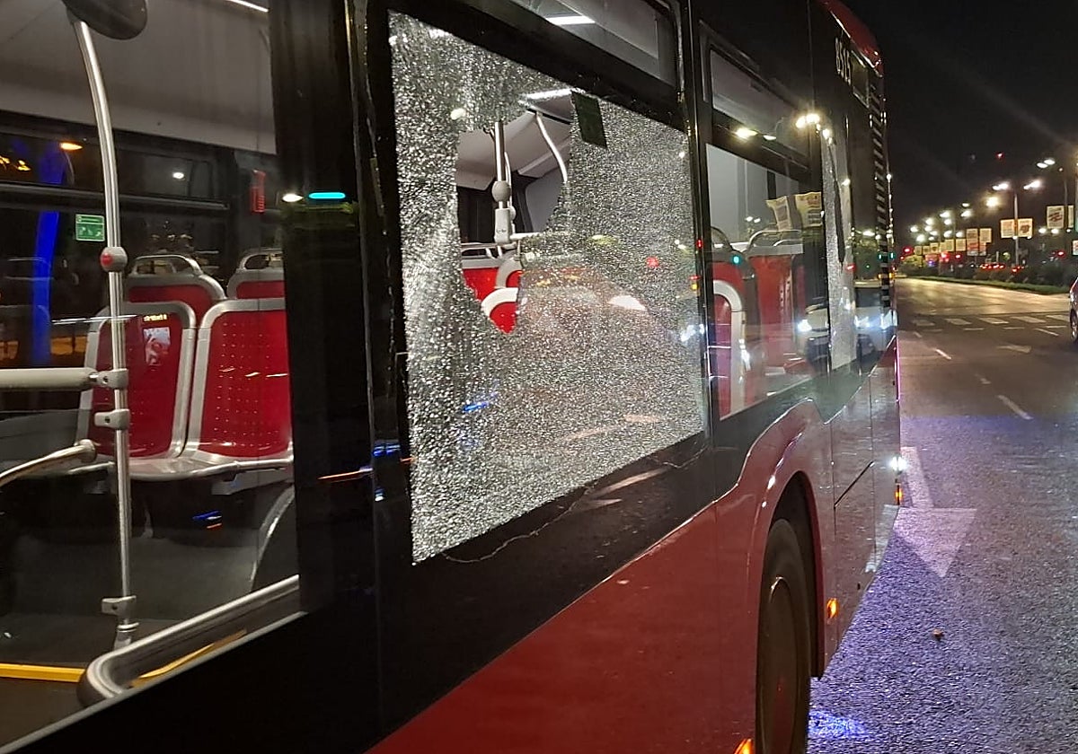 El autobús de la línea C3 con las dos lunas destrozadas.