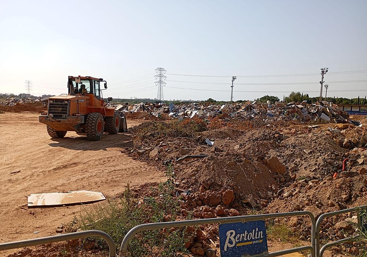Vertedero en unos solares de Paiporta, junto al campo de fútbol del Palleter.