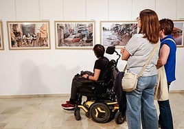 Público asistente a la exposición en Mislata.