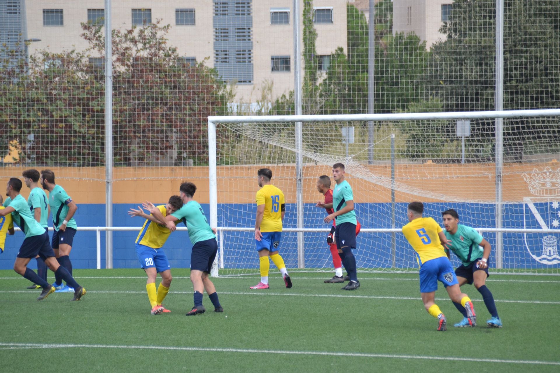 Estrechos marcajes entre los jugadores del Dénia y L'Alcúdia.