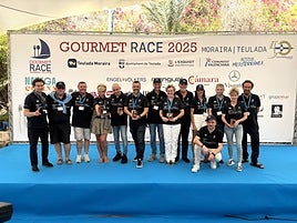 Los premiados y el jurado en el escenario.