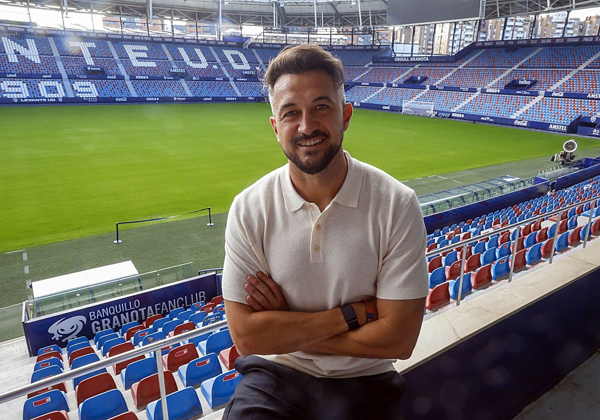 Héctor Rodas posa con el Ciutat de Valencia como fondo.