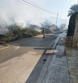 Las tareas de extinción del incendio en la zona de Huertos del Montgó.