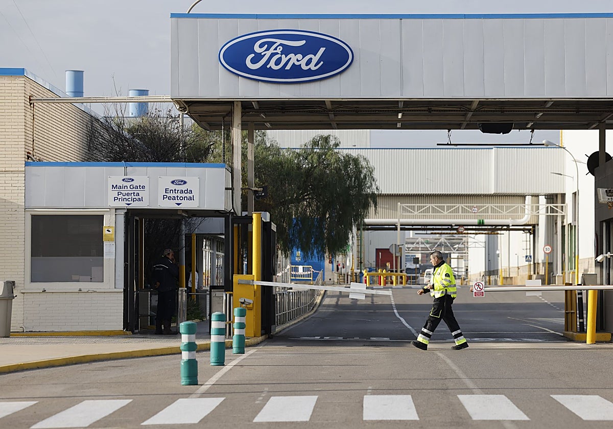 Un trabajador, en la puerta de acceso a la fábrica de Almussafes.
