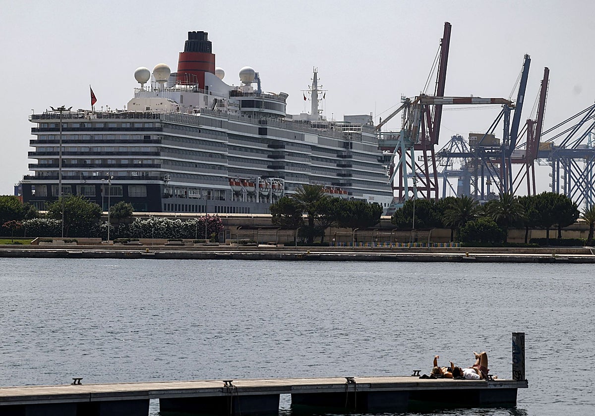 Un crucero atracado en Valencia, en una imagen de archivo.