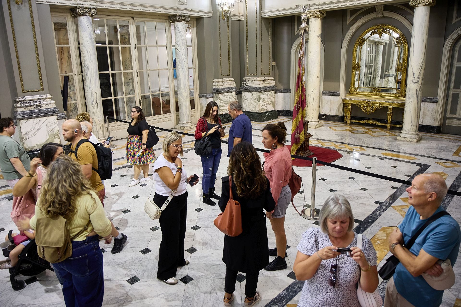 Fotos de la exposición de la Real Senyera en el Salón de Cristal del Ayuntamiento de Valencia