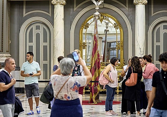 Fotos de la exposición de la Real Senyera en el Salón de Cristal del Ayuntamiento de Valencia