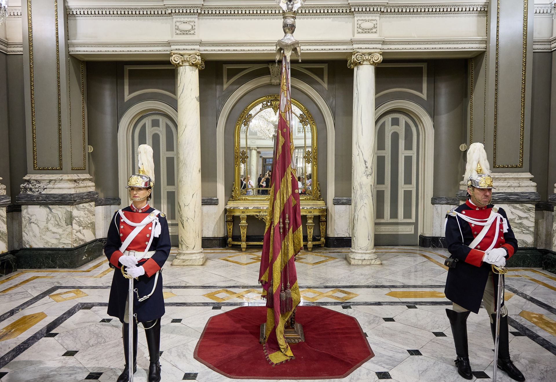 Fotos de la exposición de la Real Senyera en el Salón de Cristal del Ayuntamiento de Valencia
