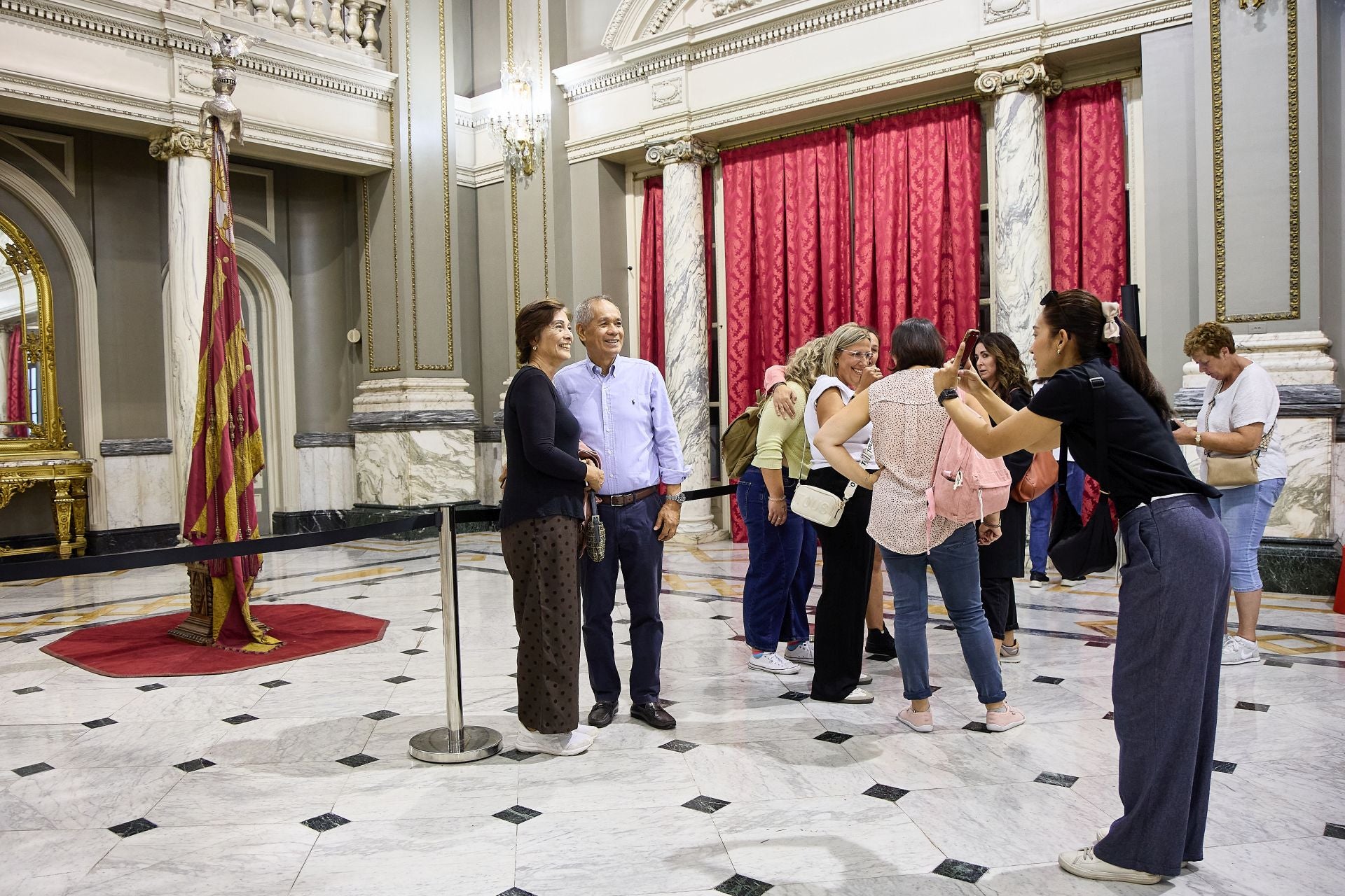 Fotos de la exposición de la Real Senyera en el Salón de Cristal del Ayuntamiento de Valencia