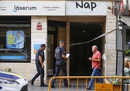 Acceso al local clandestino de la calle Finlandia, ya precintado por la Policía Local.