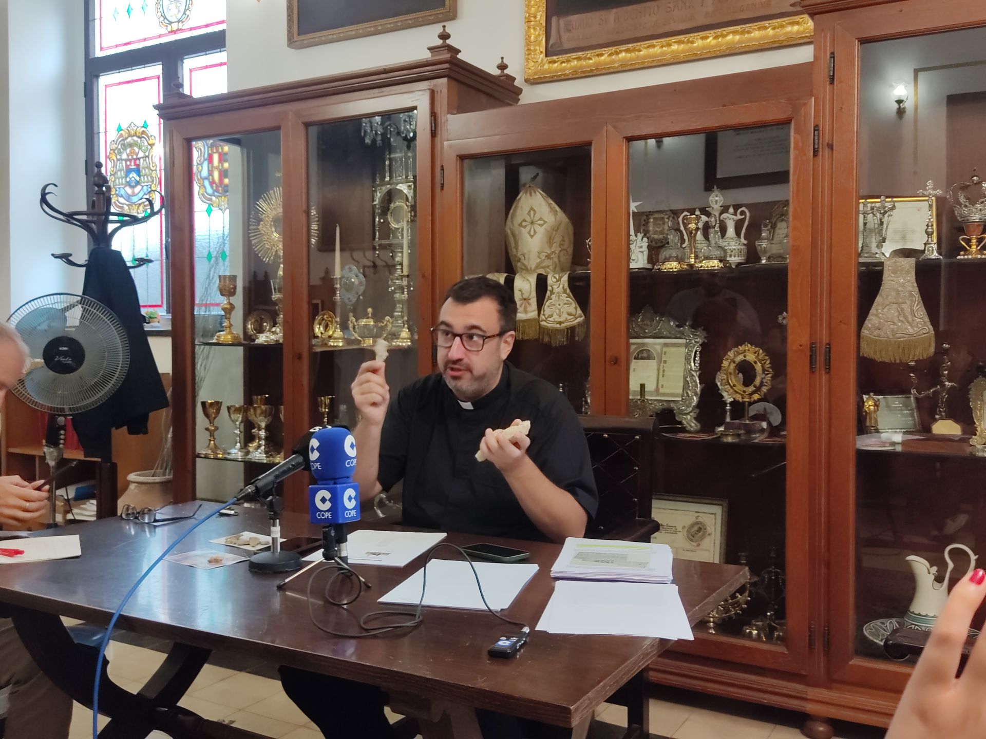 Imagen secundaria 1 - Piedras del techo de la Colegiata de Gandia se desprenden por las humedades