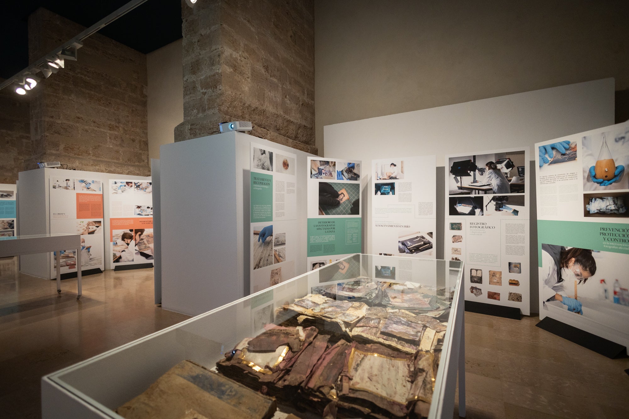 Imagen secundaria 1 - Arriba, momento de la inauguración de la exposición. Sobre estas líneas, panorámica de la muestra y a la derecha, una de las fotos recuperadas.