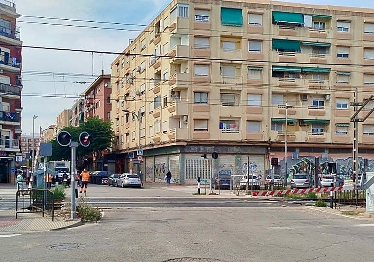Paso a nivel de Alfafar sin una barrera.