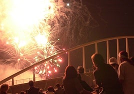 Castillo de fuegos artificiales en el 9 d'Octubre.
