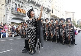 Un momento del desfile de Moros y Cristianos en Valencia.