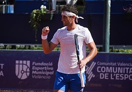El valenciano Carlos Taberner, en su partido en el Club de Tenis Valencia.