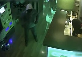Imágenes de uno de los atracos en las que no se puede identificar a los sospechosos al ir encapuchados.