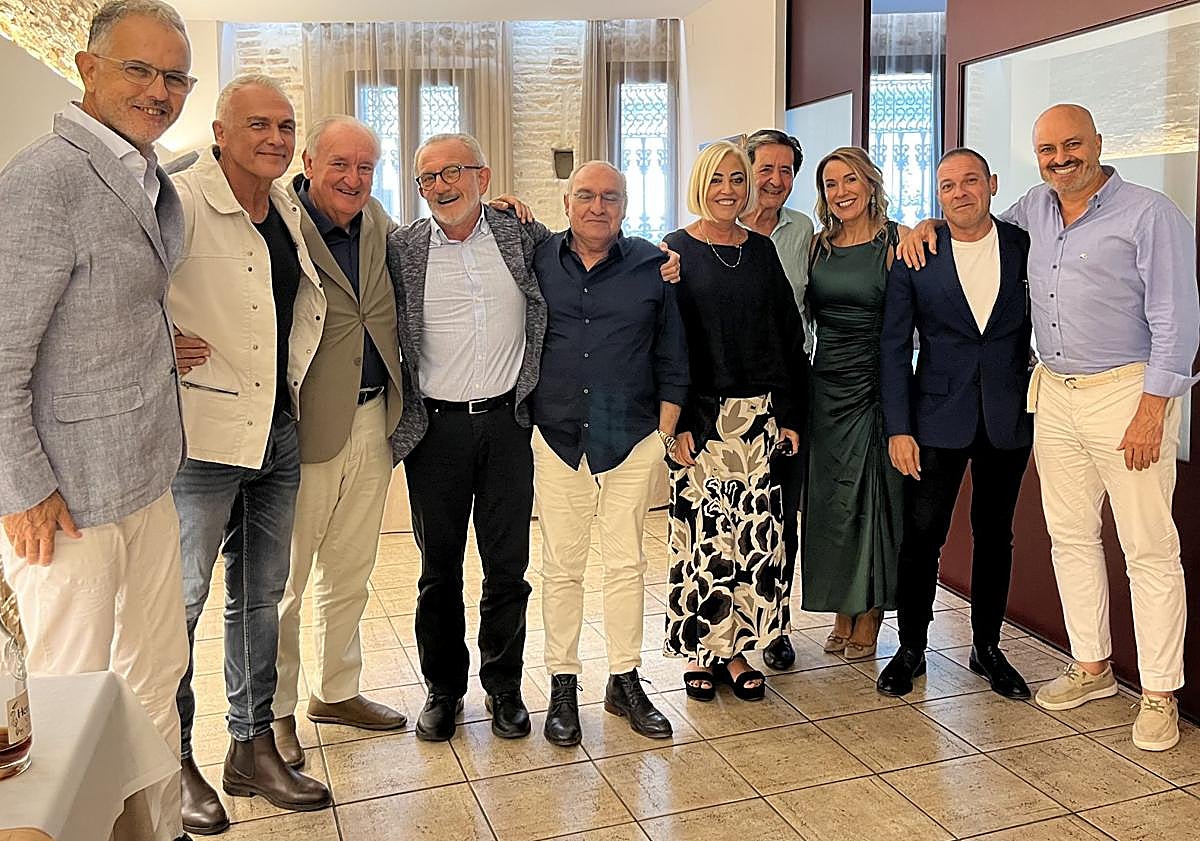 Imagen principal - Arriba, Javier Lizcano, Xavier Monclús, Pepe Amat, Sergio Terol, Jose Sanchís, Julia Pérez Broseta, José Miguel Láinez, Lourdes Moltó, Javier Monedero y Carlos Pujadas. Abajo, Javier Monedero con Xavier Monclús y Vicente Rioja.
