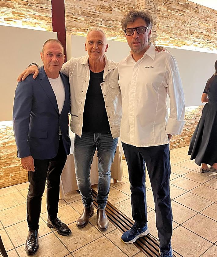 Imagen secundaria 2 - Arriba, Javier Lizcano, Xavier Monclús, Pepe Amat, Sergio Terol, Jose Sanchís, Julia Pérez Broseta, José Miguel Láinez, Lourdes Moltó, Javier Monedero y Carlos Pujadas. Abajo, Javier Monedero con Xavier Monclús y Vicente Rioja.