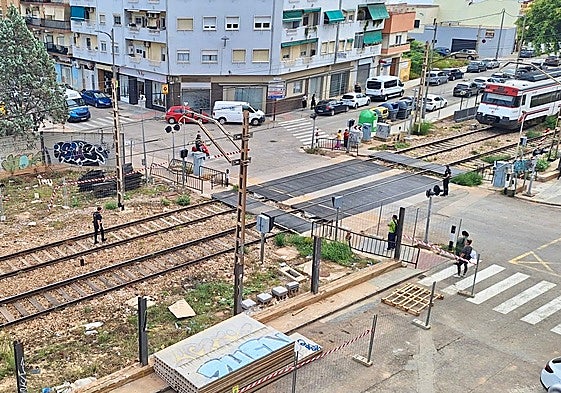 Paso a nivel de Alfafar sin una barrera bajada.