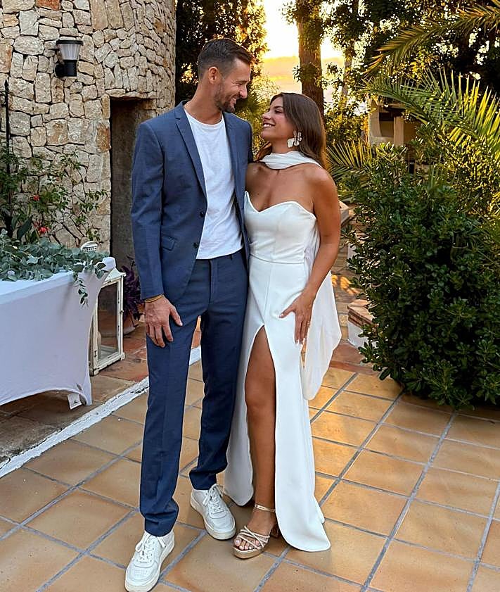 Imagen secundaria 2 - Arriba, Julia Baixauli y Borja Borredá. A la izquierda, Juan Camilo Montero y Laura Caicedo en el hotel Westin. A la derecha, Andrea Soler Ferre y Benoit Longeon. 