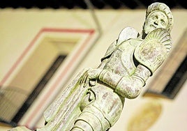 Estatua de César Borgia ubicada en la plaza de las Escuelas Pías de Gandia.