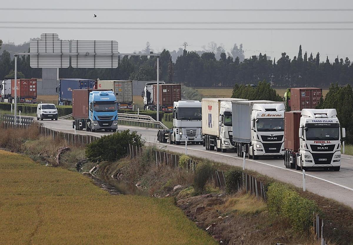 Camiones circulando por carreteras valencianas, en una imagen de archivo.