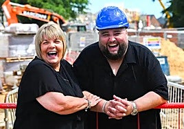 El obrero junto a su mujer al ganar el premio.