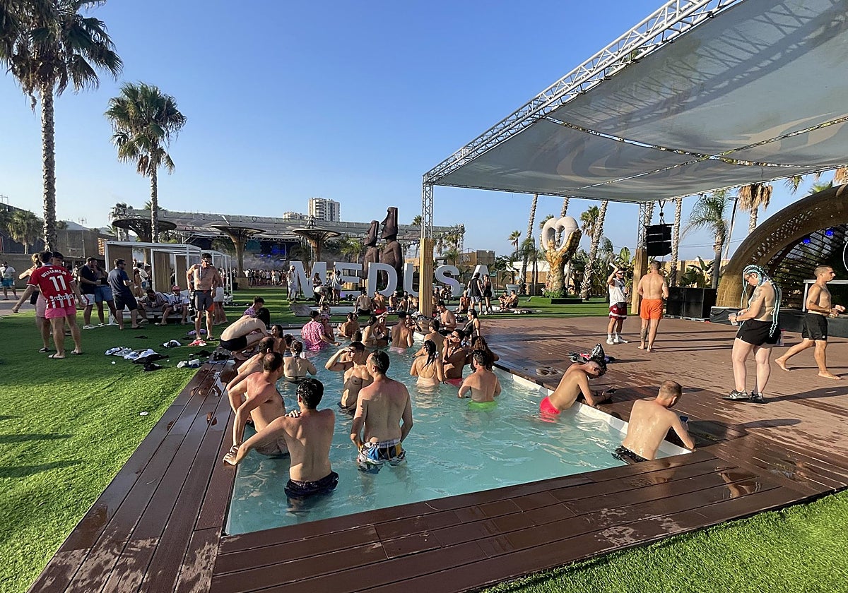 Jóvenes de fiesta durante la edición del Medusa del pasado verano.