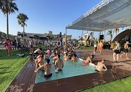 Jóvenes de fiesta durante la edición del Medusa del pasado verano.
