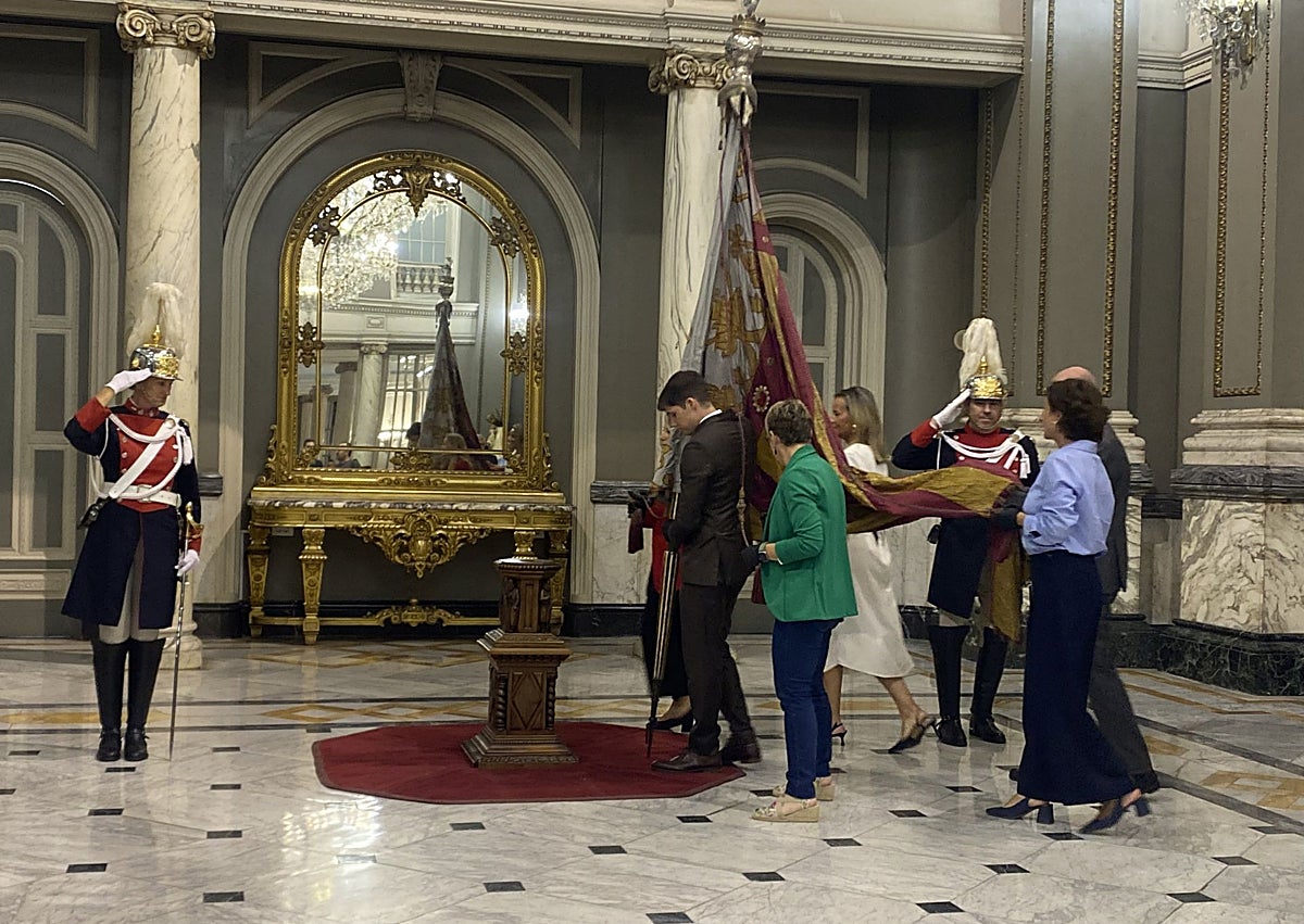 Imagen secundaria 1 - La alcladesa de Valencia, María José Catalá, el portavoz y concejal Borja Sanjuan, y concejales del Ayuntamiento.