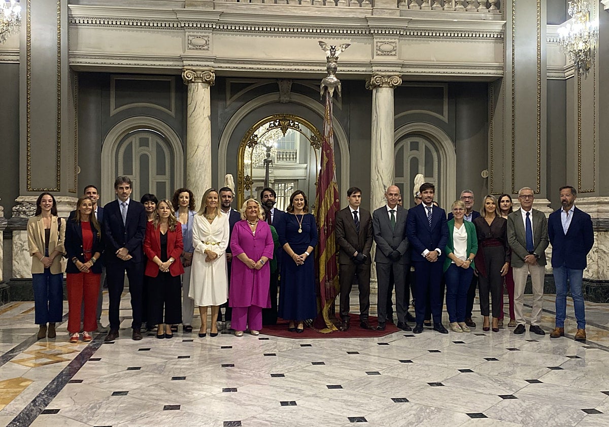 Imagen principal - La alcladesa de Valencia, María José Catalá, el portavoz y concejal Borja Sanjuan, y concejales del Ayuntamiento.