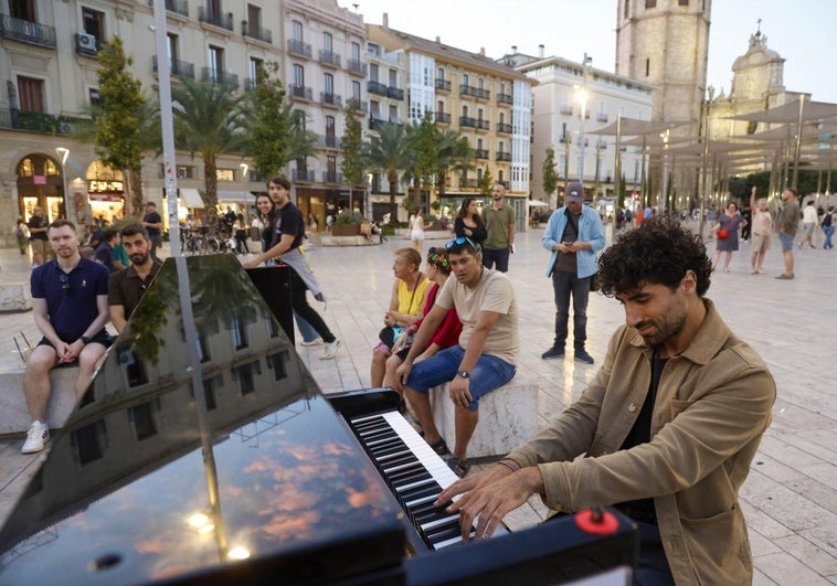 El pianista itinerante que toca al cielo de Valencia