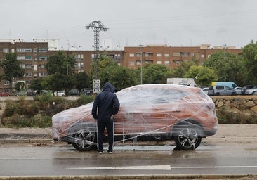 Vuelve el miedo a Catarroja: coches precintados y barreras para proteger bajos