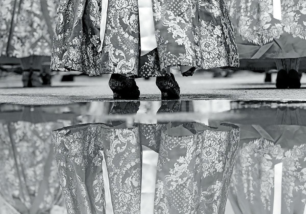 El bisbiseo repta sobre el asfalto