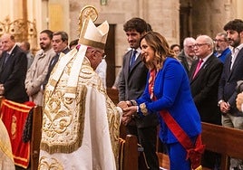 El arzobispo de Valencia, Enrique Benavent, conversa con la alcaldesa de Valencia, María José Catalá, tras el Te Deum.