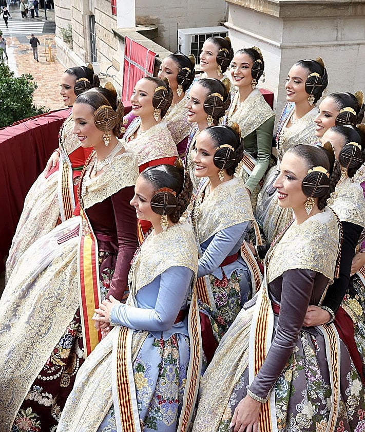 Imagen secundaria 2 - Berta Peiró y su corte, con la alcaldesa de Valencia, María Jopsé Catalá, y el edil de Fallas, Santiago Ballester y en el balcón.
