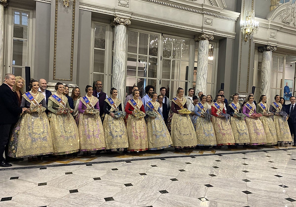 Imagen principal - Berta Peiró, su corte y familiares; Catalá y la concejala de Fiestas, Mónica Gil, con la honorable clavariesa vicentina de 2025, María José Llorens, y la fallera mayor de Valencia 2025 junto a la Senyera.