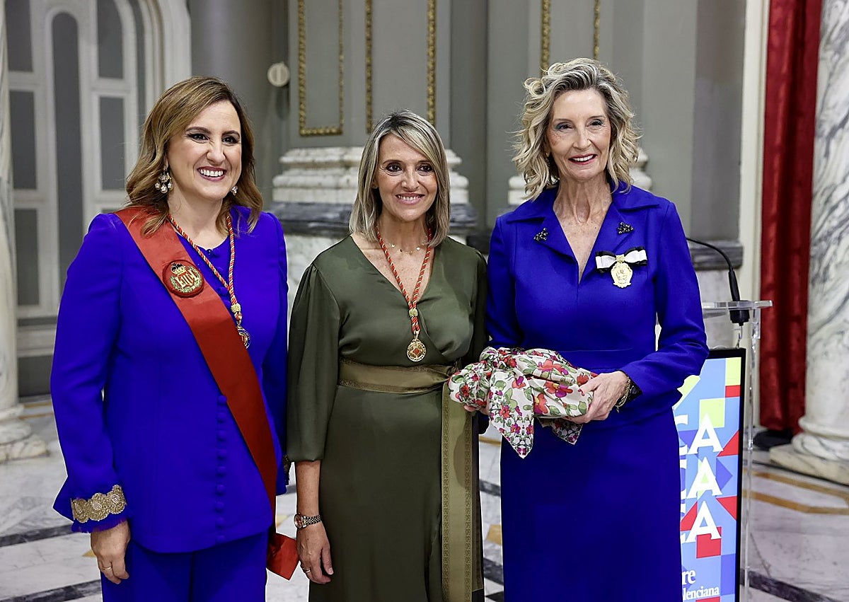 Imagen secundaria 1 - Berta Peiró, su corte y familiares; Catalá y la concejala de Fiestas, Mónica Gil, con la honorable clavariesa vicentina de 2025, María José Llorens, y la fallera mayor de Valencia 2025 junto a la Senyera.