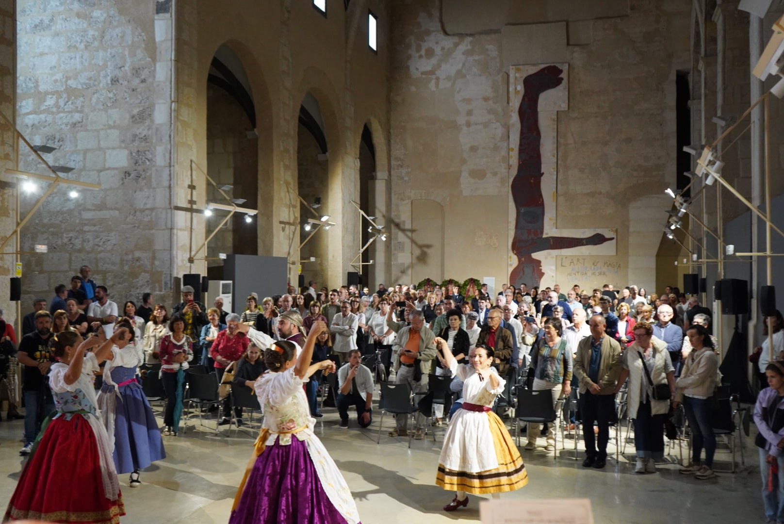 Arriba las danses del grupo Socarrel. Abajo, la Muixeranga.