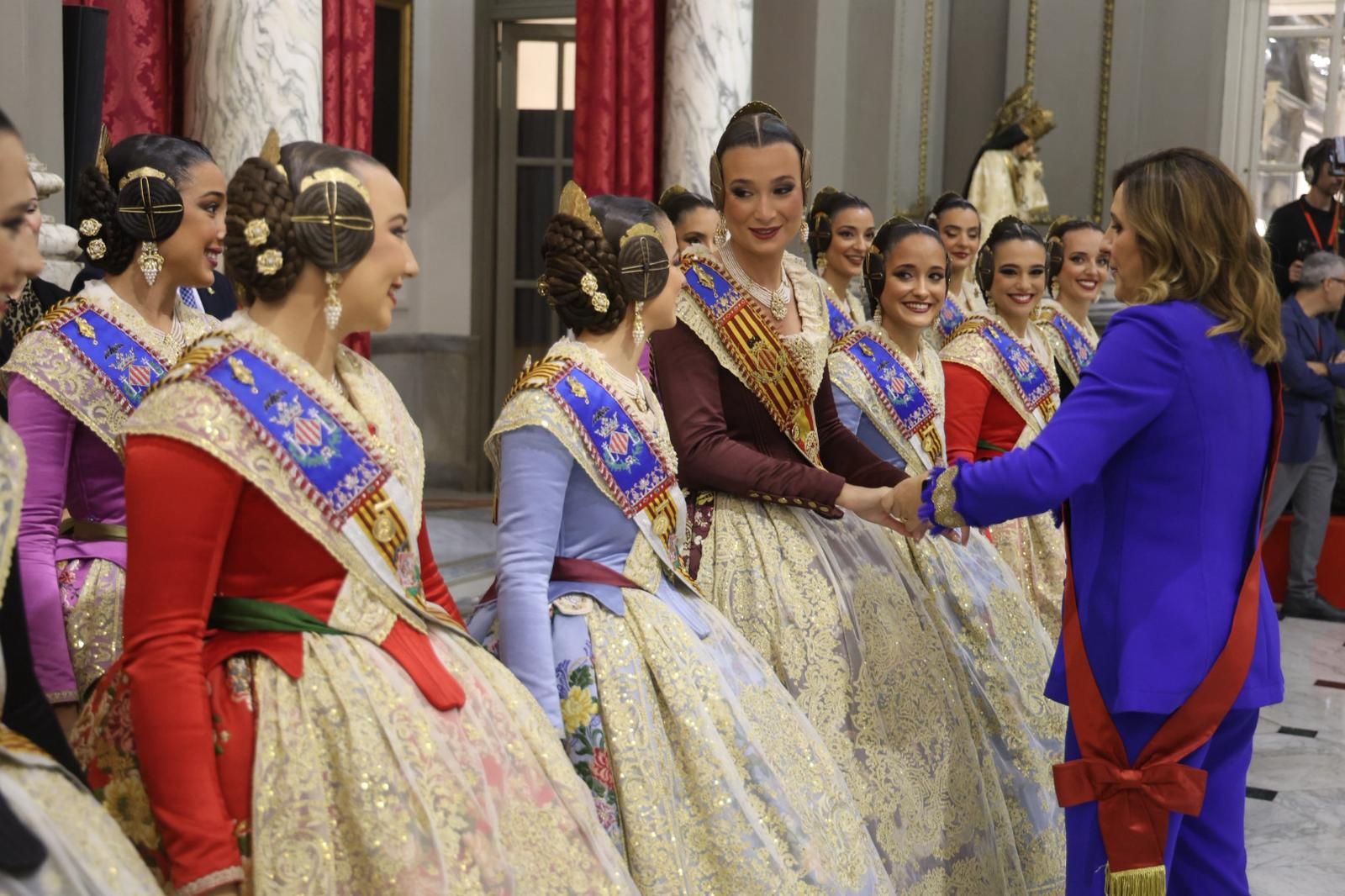 Fotos del pequeño acto en el Salón de Cristal para rendir homenaje a la Reial Senyera