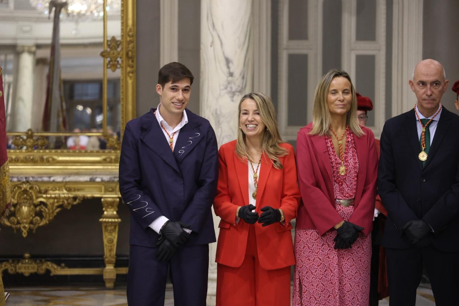 Fotos del pequeño acto en el Salón de Cristal para rendir homenaje a la Reial Senyera