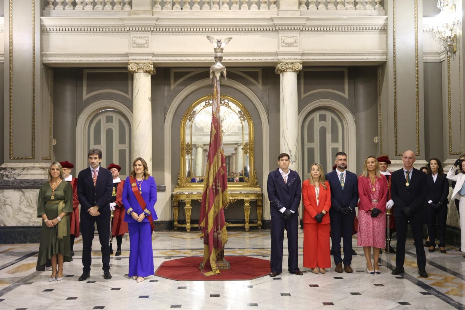 Fotos del pequeño acto en el Salón de Cristal para rendir homenaje a la Reial Senyera