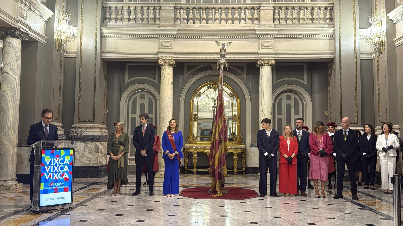 Fotos del pequeño acto en el Salón de Cristal para rendir homenaje a la Reial Senyera