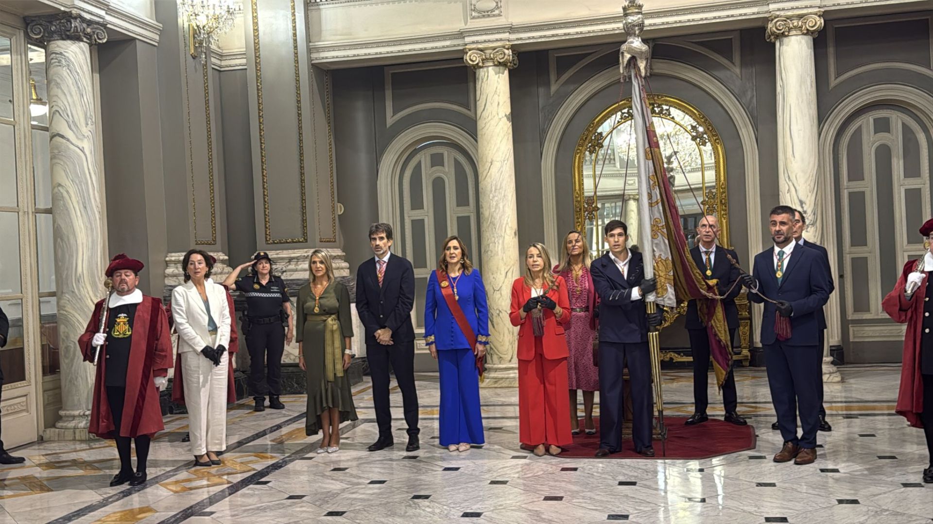 Fotos del pequeño acto en el Salón de Cristal para rendir homenaje a la Reial Senyera
