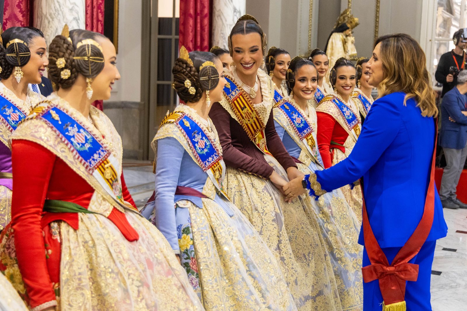 Fotos del pequeño acto en el Salón de Cristal para rendir homenaje a la Reial Senyera