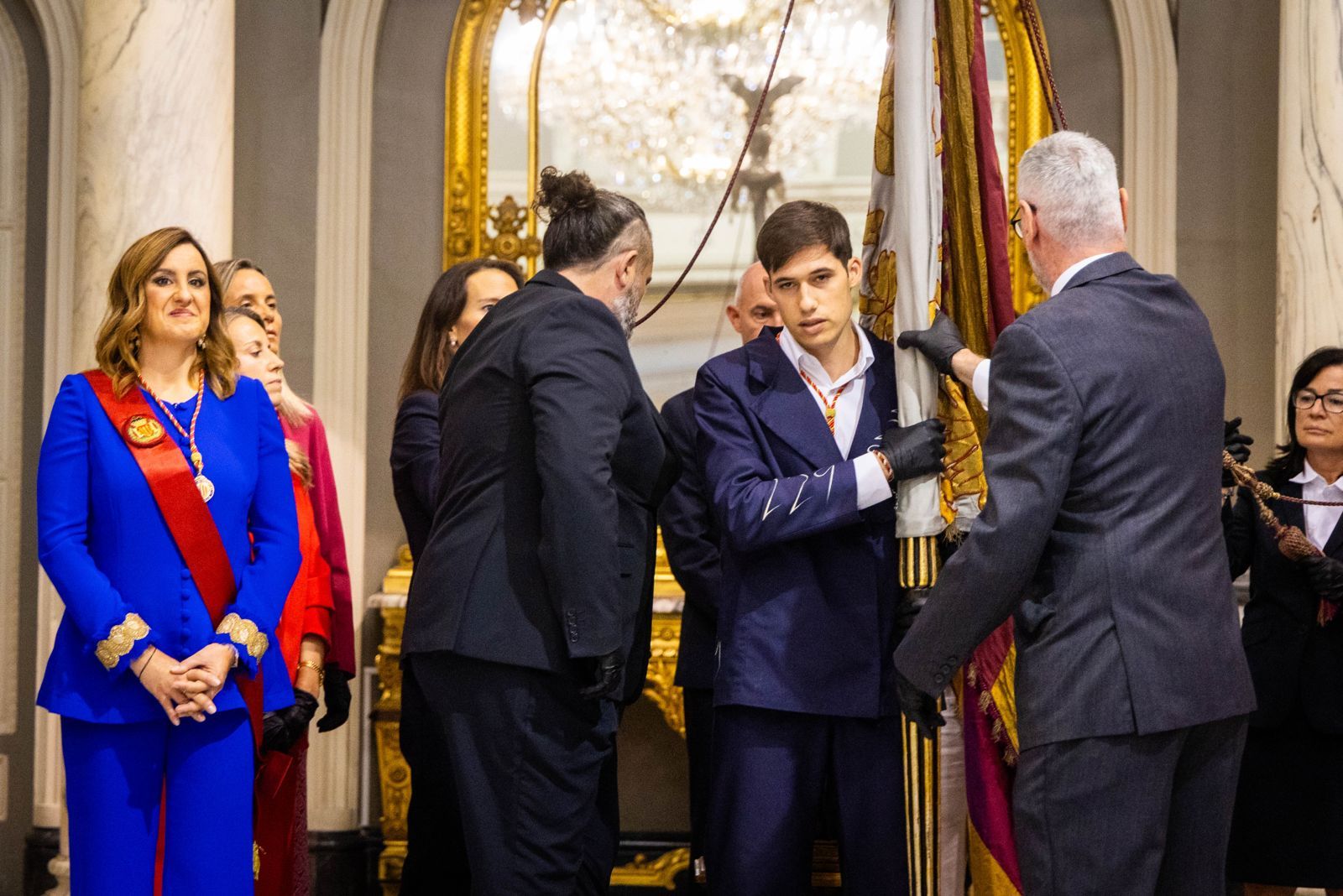 Fotos del pequeño acto en el Salón de Cristal para rendir homenaje a la Reial Senyera