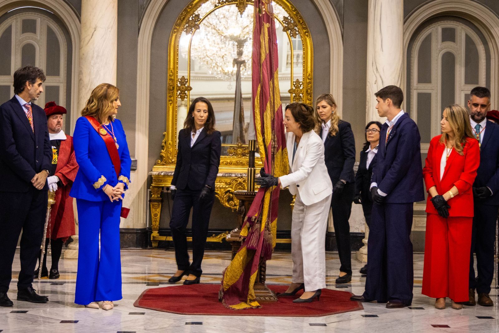 Fotos del pequeño acto en el Salón de Cristal para rendir homenaje a la Reial Senyera