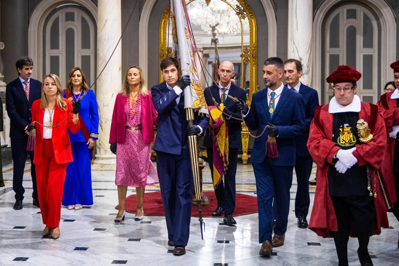Fotos del pequeño acto en el Salón de Cristal para rendir homenaje a la Reial Senyera