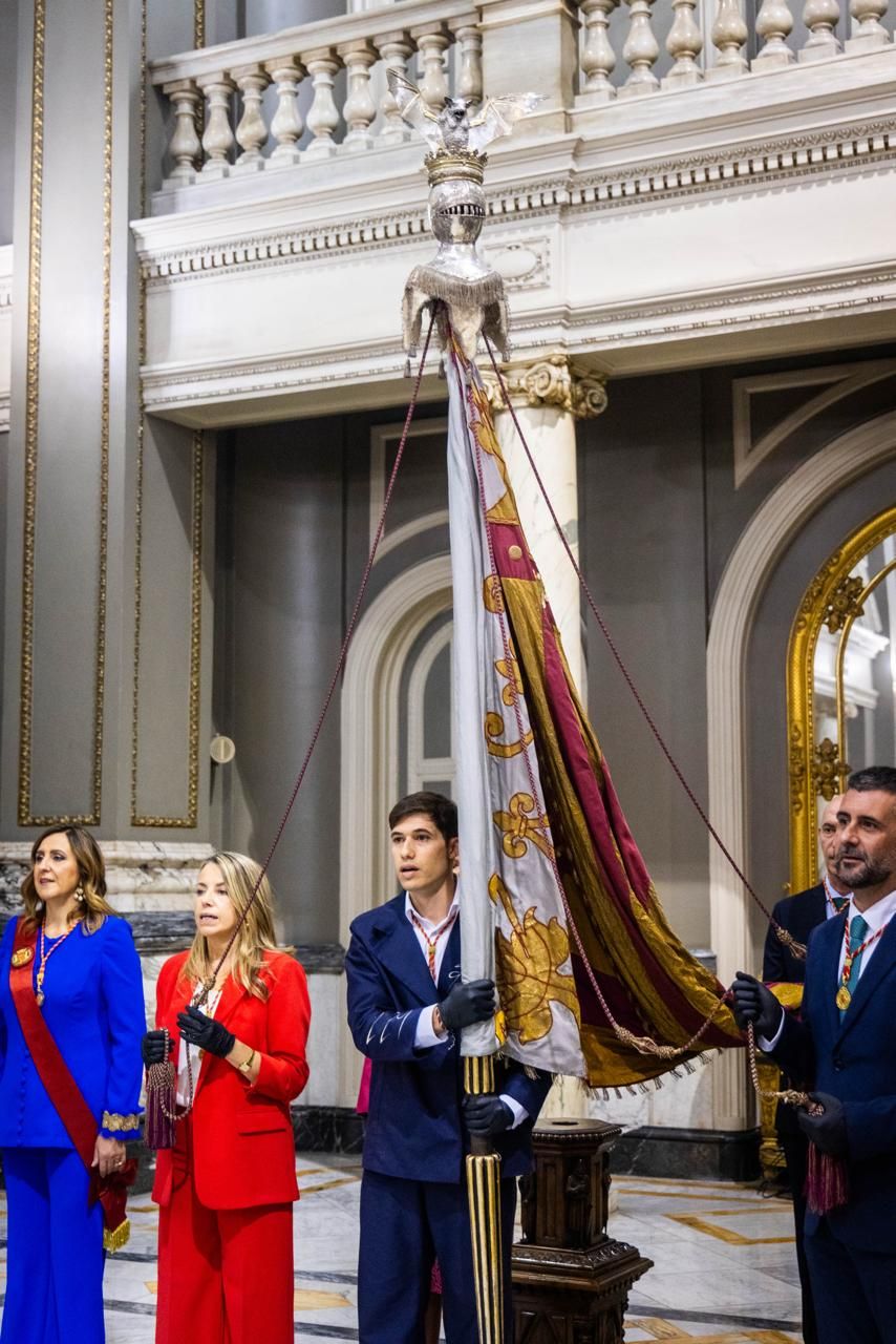 Fotos del pequeño acto en el Salón de Cristal para rendir homenaje a la Reial Senyera